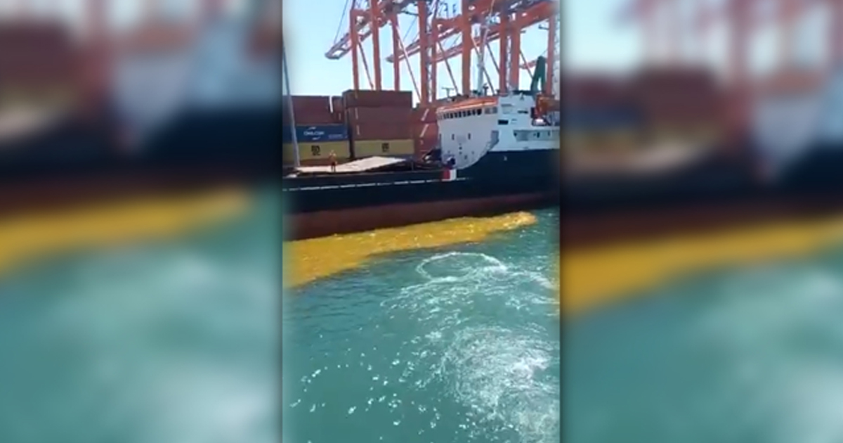 Mersin Limanı'nda bir gemi, denizi kirletirken görüntülendi